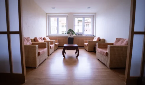 gemütlicher Wartebereich mit Sitzkörben