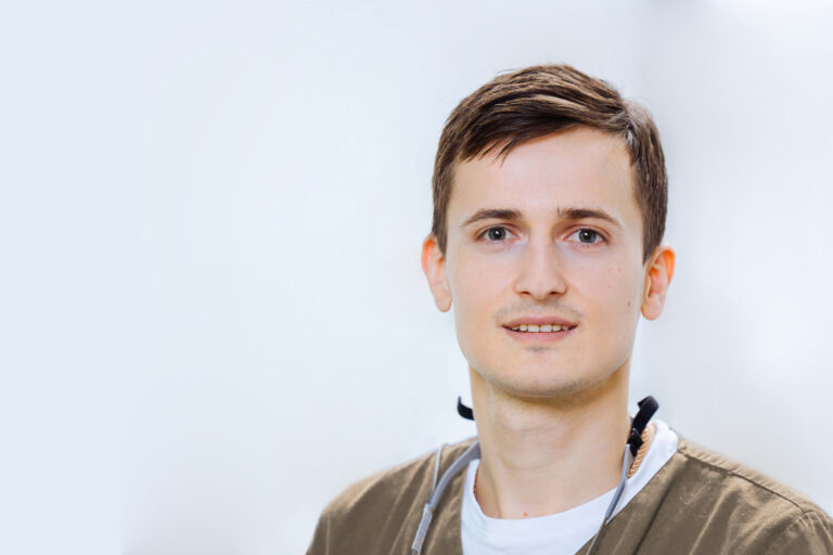 Porträt Dr. Dmitri Tanurcov – Ihr Zahnarzt in Nürnberg