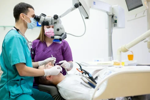 Dmitri Tanurcov mit einer ZFA während der Behandlung eines jungen Mannes