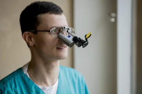 Porträt Dr. Dmitri Tanurcov mit Zahnarztbrille