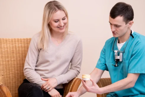 Gespräch Dmitri Tanurcov mit junger blonder Patientin