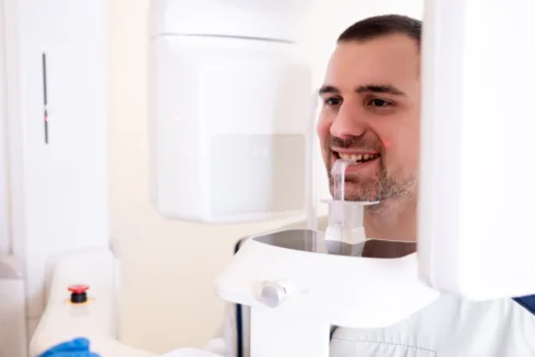 Junger Mann im digitalen Röntgengerät