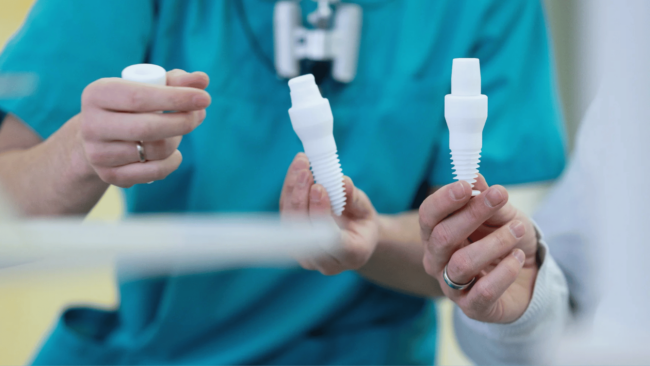 Implantate und Implantatprothetik